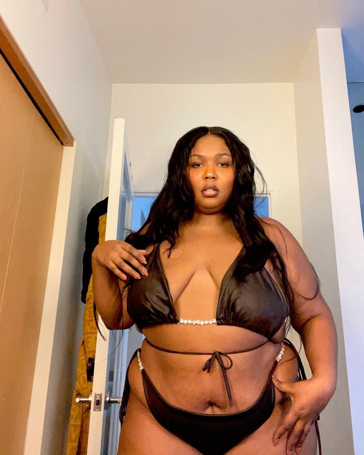 Lizzo flaunts her ʙικιɴι body in new pH๏τos