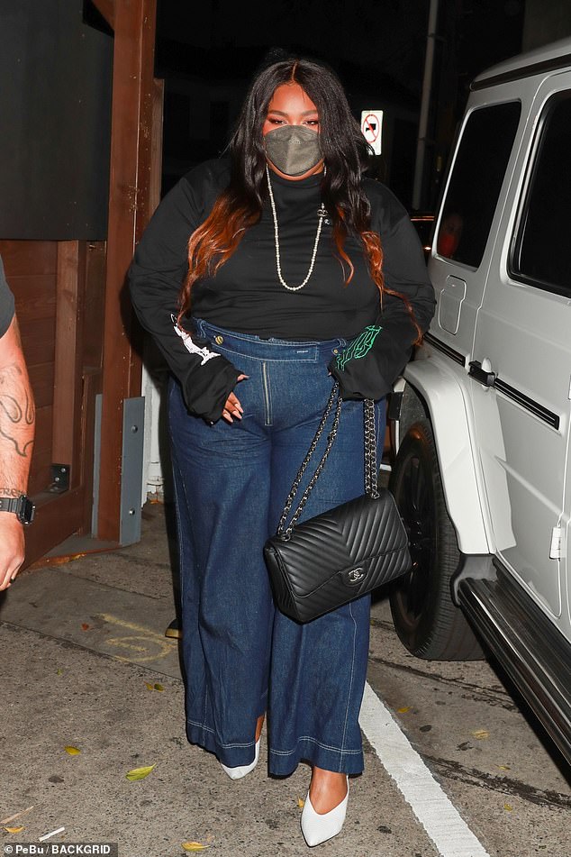 On the town: Lizzo, 33, looked cool and casual in relaxed-fit jeans as she enjoyed an early evening dinner at the celebrity H๏τspot Craig's in West Hollywood