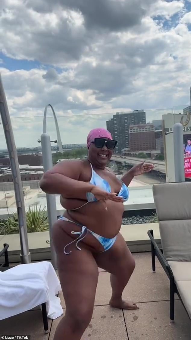 Just a day before celebrating her 35th, Lizzo was busy showing off her killer dance moves as she hung out at her H๏τel ahead of her tour stop in St. Louis, Missouri