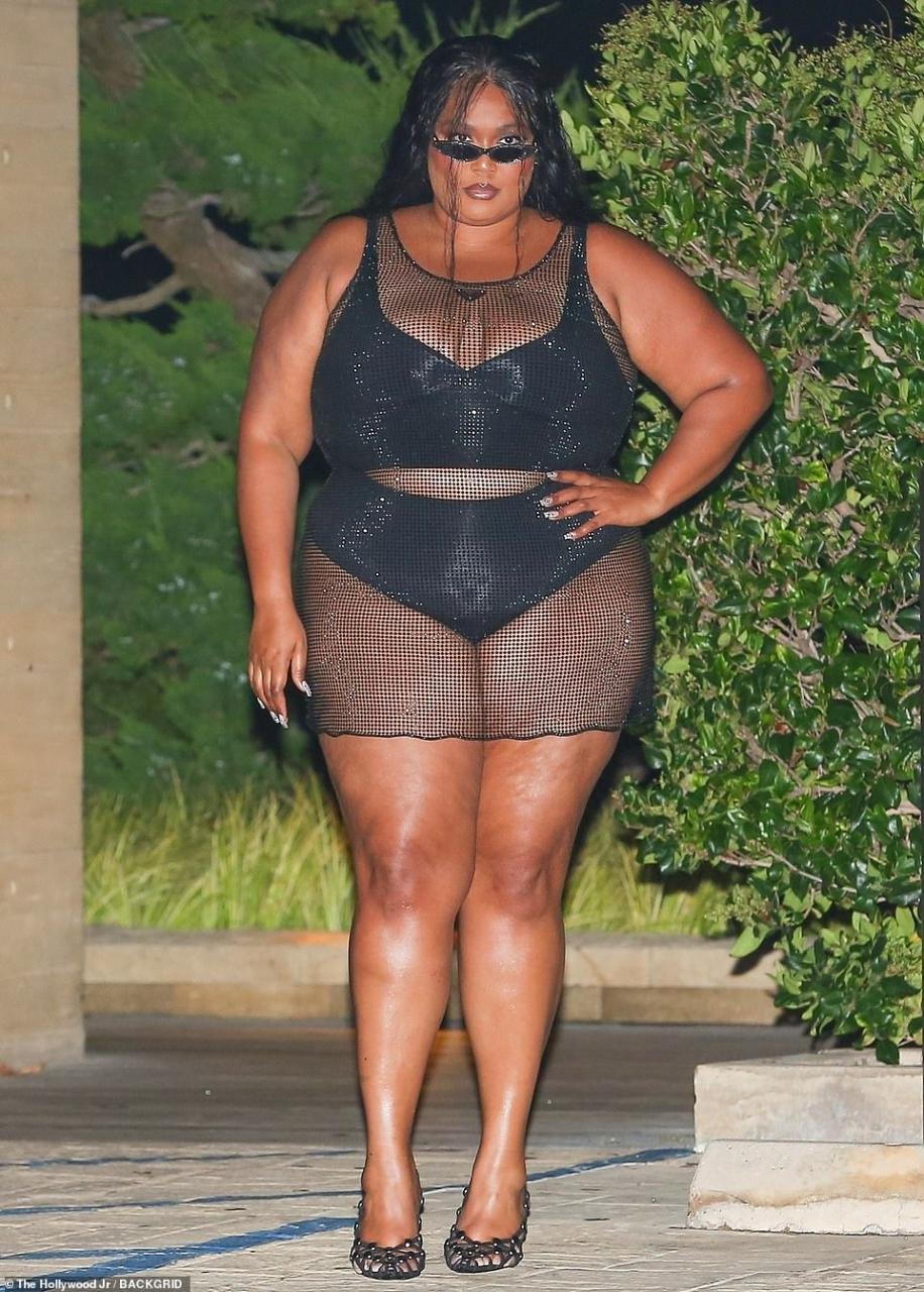 Looking good! Lizzo's Labor Day weekend got off to a Sєxy start. The 35-year-old hitmaker showcased her curves in a racy little black outfit as she enjoyed dinner with friends at Nobu in Malibu