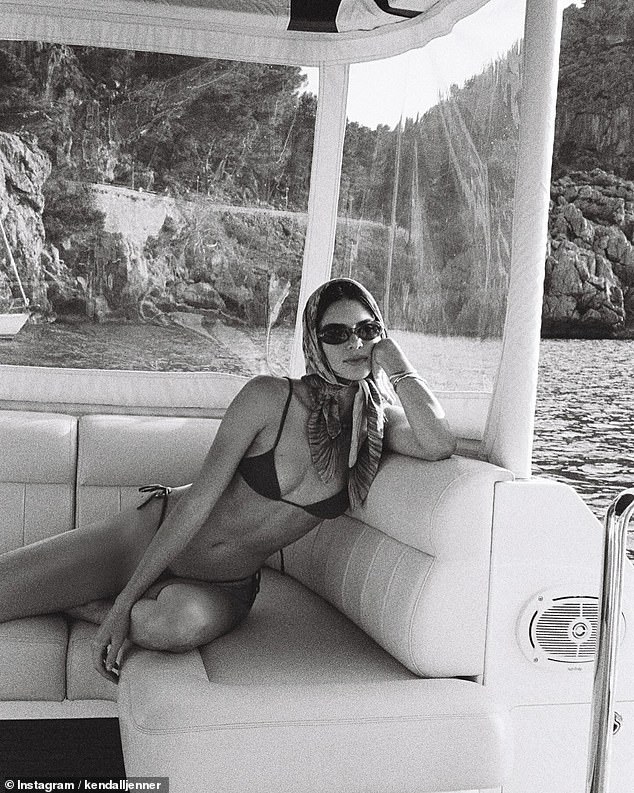 Kendall Jenner showcased her incredible model figure in a string ʙικιɴι while posing on a yacht off the coast of Mallorca