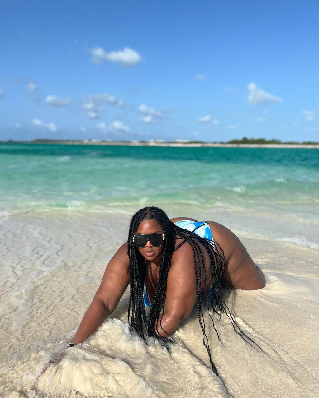 Lizzo in blue ʙικιɴι