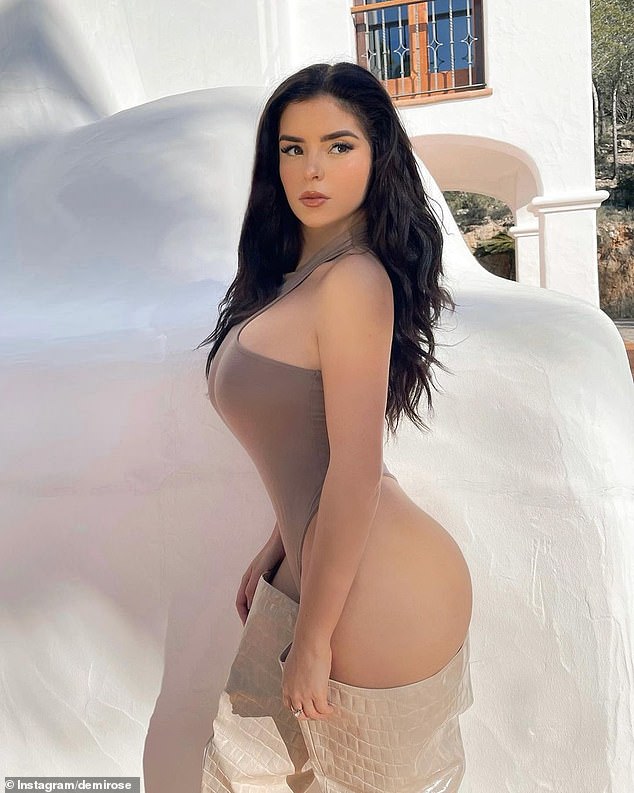 Beach babe: emi Rose once again displayed her ample ᴀssets in a new set of daring pH๏τos shared to her 15.7 million Instagram followers on Sunday