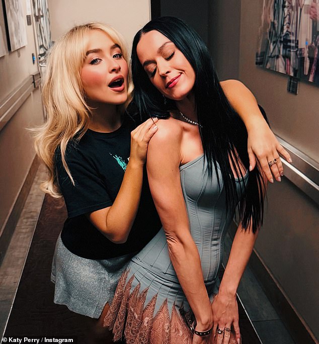 Katy Perry put on a racy display in a Sєxy outfit as she posed with pop star Sabrina Carpenter at her Short n' Sweet tour in LA this week