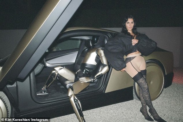 Kim Kardashian is being slammed as 'weird' for posing for a bizarre nighttime pH๏τo-shoot with Elon Musk 's ,000 Tesla bot